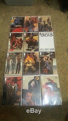 The Walking Dead Comic Collection. 5 issues signed by Kirkman, tons of extras