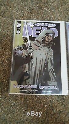 The Walking Dead Comic Collection. 5 issues signed by Kirkman, tons of extras