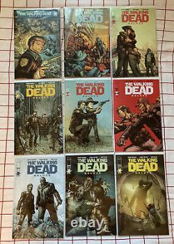 61 numéros de la série de bandes dessinées de luxe 'The Walking Dead' emballés dans des sacs avec carton et boîte.