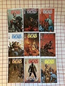 61 numéros de la série de bandes dessinées de luxe 'The Walking Dead' emballés dans des sacs avec carton et boîte.