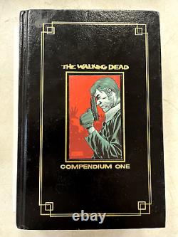 Le Compendium 1 de The Walking Dead en feuille d'or signée par Bernthal, Reedus et Adlard
