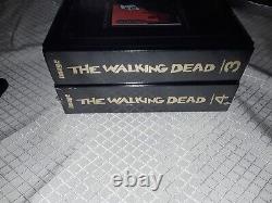 Le Compendium 3 et 4 de The Walking Dead, reliure rigide, dorure en feuille d'or, neuf.