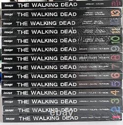 Le Lot de Bandes Dessinées en Couverture Rigide The Walking Dead de l'Éditeur Image, Volumes 1 à 13 Plus AOW