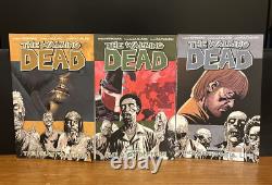 Le coffret de bandes dessinées brochées de The Walking Dead, 24 tomes, volume 1 à 24, de Robert Kirkman, d'occasion.