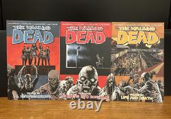 Le coffret de bandes dessinées brochées de The Walking Dead, 24 tomes, volume 1 à 24, de Robert Kirkman, d'occasion.