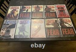 Le lot de bandes dessinées de The Walking Dead, numéros 96 à 139, incluant les numéros sur Michonne et le Gouverneur, d'occasion.