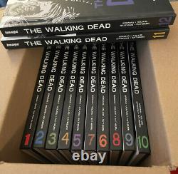 Les livres de The Walking Dead #1-12 Bandes dessinées en noir et blanc, reliés en dur, de Kirkman.