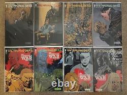 Lot de 40 bandes dessinées Walking Dead comprenant des pin's Mcfarlane Toys 2003-2019