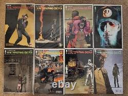 Lot de 40 bandes dessinées Walking Dead comprenant des pin's Mcfarlane Toys 2003-2019
