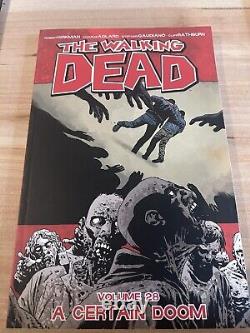Série de bandes dessinées Walking Dead 1-32. Toute la série de bandes dessinées Walking Dead. +5 Outcast