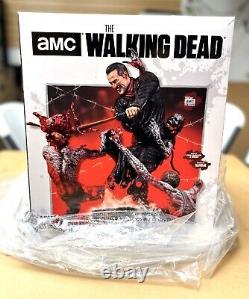 Statue en résine Negan de McFarlane Toys The Walking Dead ! Certificat signé. (boîte d'expédition)