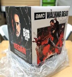 Statue en résine Negan de McFarlane Toys The Walking Dead ! Certificat signé. (boîte d'expédition)