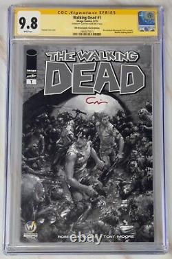 The French translation of this title is: Walking Dead #1 WW Minneapolis Variante N&B CGC 9.8 SS Signé Clayton Crain