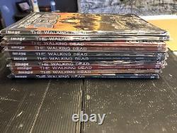 The Walking Dead Vol 1 30 Ensemble complet Lot Image Comics Kirkman TPB Bonus Book<br/> <br/>(Note: 'comics' is typically not translated in French, as it is understood as the term for comic books in general)