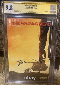 The translation of the title 'The Walking Dead 193 CGC 9.8 (NM/M) SIGNED by Robert Kirkman (Image 2019)' in French is: 'The Walking Dead 193 CGC 9.8 (NM/M) SIGNÉ par Robert Kirkman (Image 2019)'