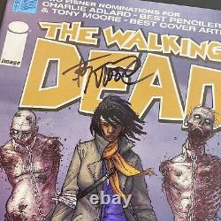 The translation of the title 'The Walking Dead 19 SIGNED Tony Moore Image 2005 Robert Kirkman Adlard comic' in French would be:

'Les Morts-Vivants 19 SIGNÉ Tony Moore Image 2005 Robert Kirkman Adlard bande dessinée'