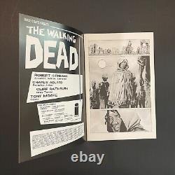 The translation of the title 'The Walking Dead 19 SIGNED Tony Moore Image 2005 Robert Kirkman Adlard comic' in French would be:

'Les Morts-Vivants 19 SIGNÉ Tony Moore Image 2005 Robert Kirkman Adlard bande dessinée'