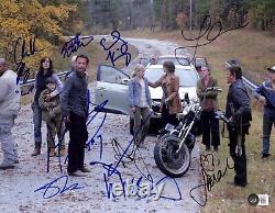 The translation of the title 'The Walking Dead Multi-Signed 11x14 Photograph BAS (Grad Collection)' in French would be: 'La photographie de The Walking Dead signée par plusieurs personnes en format 11x14 BAS (Collection de diplômés)'.