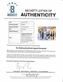 The translation of the title 'The Walking Dead Multi-Signed 11x14 Photograph BAS (Grad Collection)' in French would be: 'La photographie de The Walking Dead signée par plusieurs personnes en format 11x14 BAS (Collection de diplômés)'.