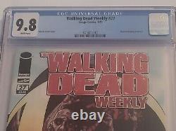 The translation of the title 'The Walking Dead Weekly #27 CGC 9.8 Image Comics' in French is: 'The Walking Dead Hebdomadaire n°27 CGC 9.8 Image Comics.'