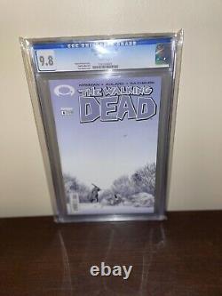 Walking Dead #8 CGC 9.8 White Pages (Image Comics 2004) translates to 'Walking Dead #8 CGC 9.8 Pages Blanches (Image Comics 2004)' in French.