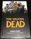 Walking Dead Livre 4 Hc. Signé, #d Édition Par Robert Kirkman & Charlie Adlard
